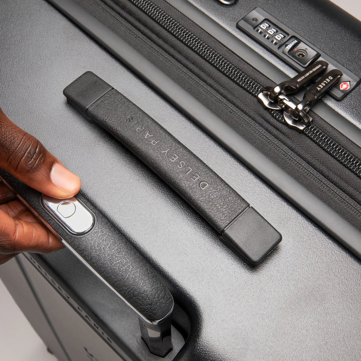 Delsey Cadence Medium Expandable Spinner