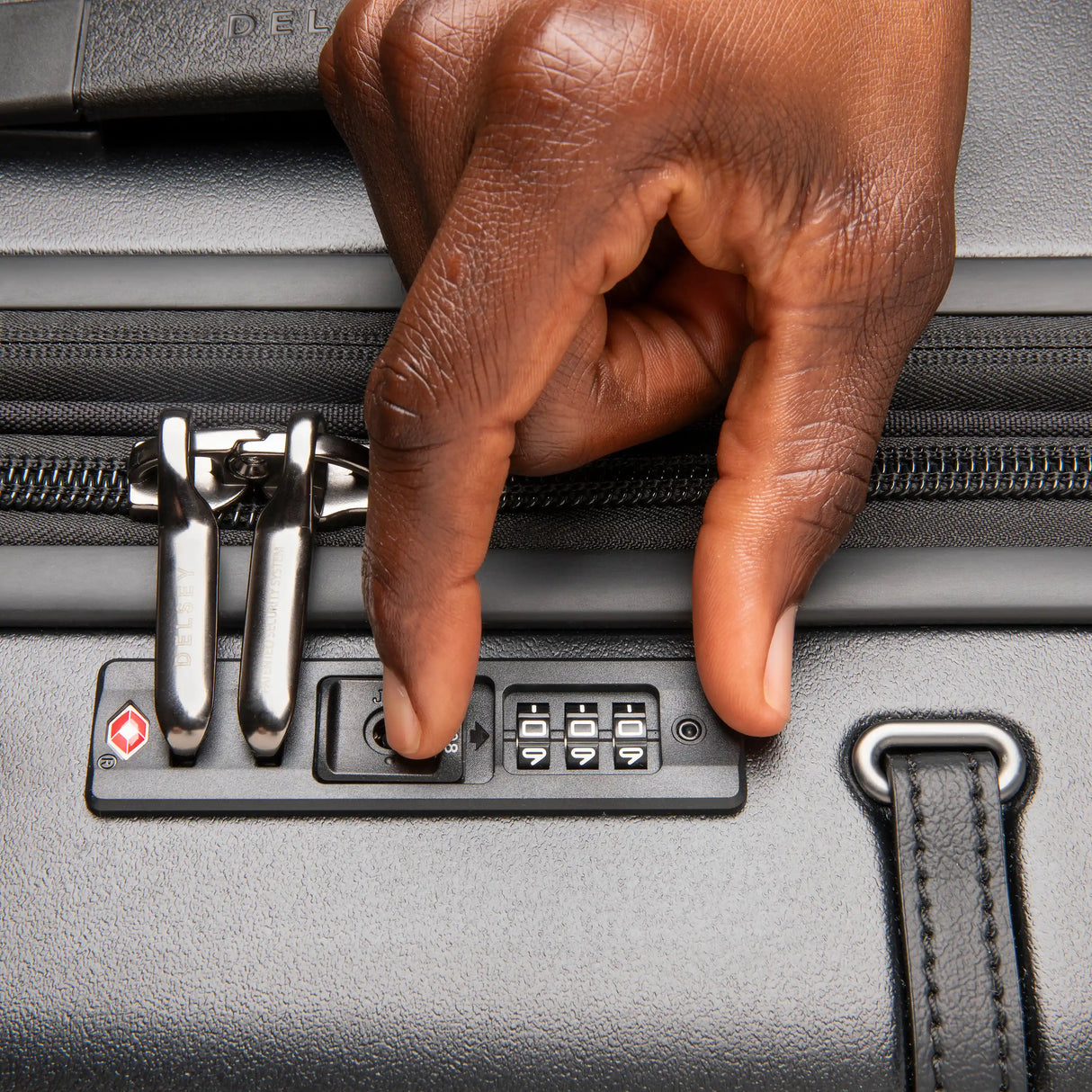 Delsey Cadence Medium Expandable Spinner